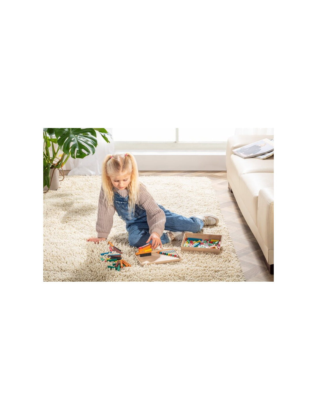 Enfant jouant avec des réglettes Cuisenaire, un matériel de mathématiques qui permet de comprendre les concepts de base tels que les nombres, les formes et les opérations1.