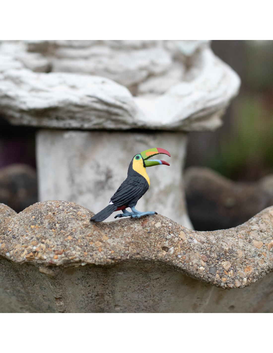 Statue De Toucan En Résine Sur Souche - 12 Pouces (env. 31 Cm) - Figurine Animale Réaliste Peinte à La Main - Décoration Jardin Ou Intérieur