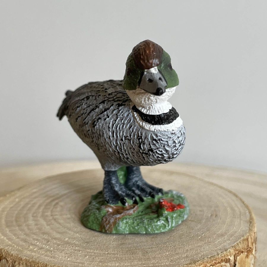 Figurine Canard à faucilles - Maia and Borges : L'Oiseau Aquatique Éclatant et Unique | LesMinis.fr