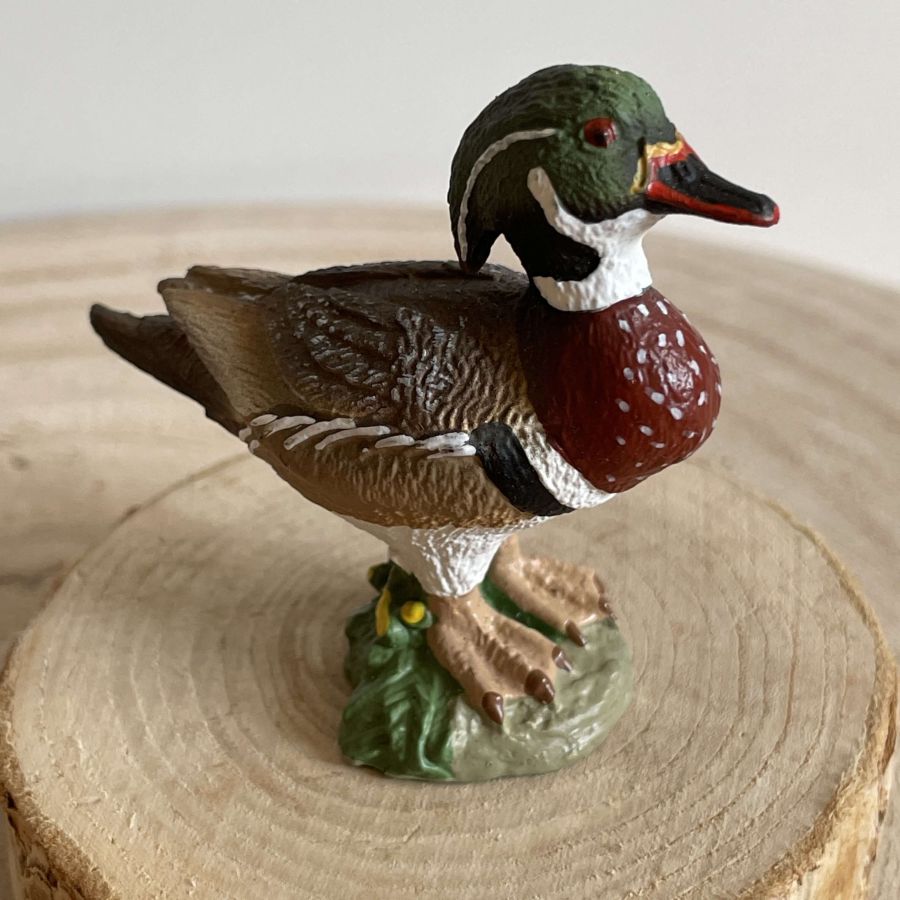 Figurine Canard Branchu - Maia and Borges : L'Oiseau Aquatique Coloré et Élégant | LesMinis.fr