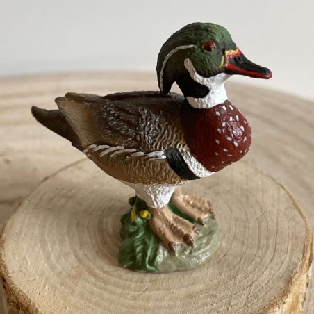 Figurine Canard Branchu - Maia and Borges : L'Oiseau Aquatique Coloré et Élégant | LesMinis.fr