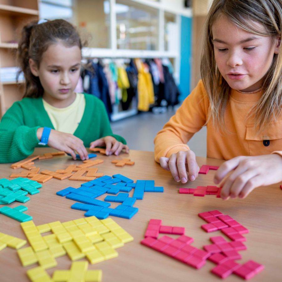 Pentominos avec Boîte de Rangement - Matériel Éducatif en RE-Wood® pour Activités Mathématiques