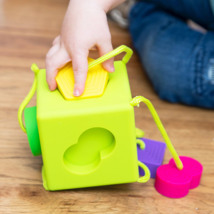 OombeeCube - Jouet d'Éveil et d'Encastrement pour Bébés | Fat Brain Toys