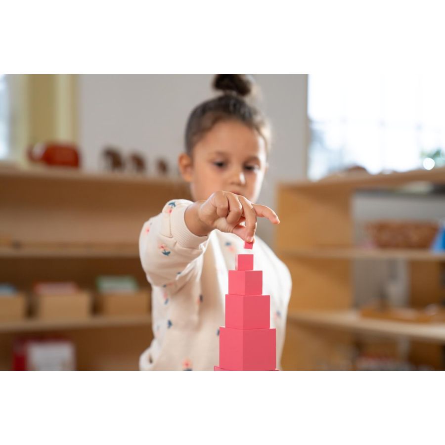 Tour Rose Montessori de Nienhuis : Éducation Sensorielle et Mathématique pour Enfants