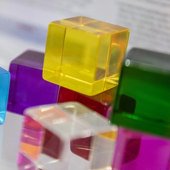 Cubes de perception TickiT, 8 cubes acrylique colorés | LesMinis