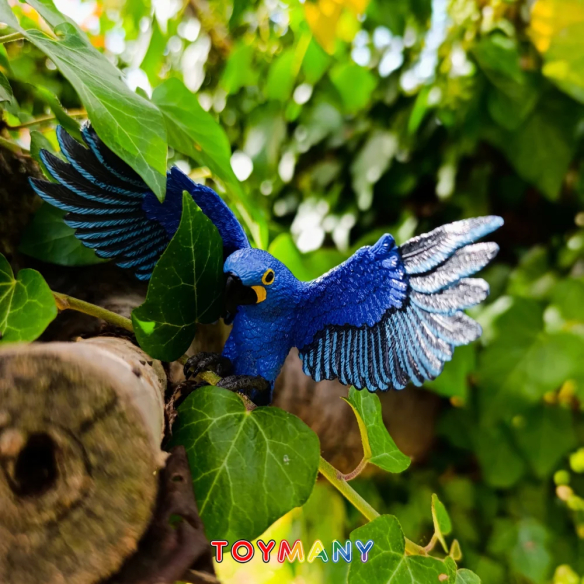 Figurine ara hyacinthe en vol, ailes déployées ToyMany