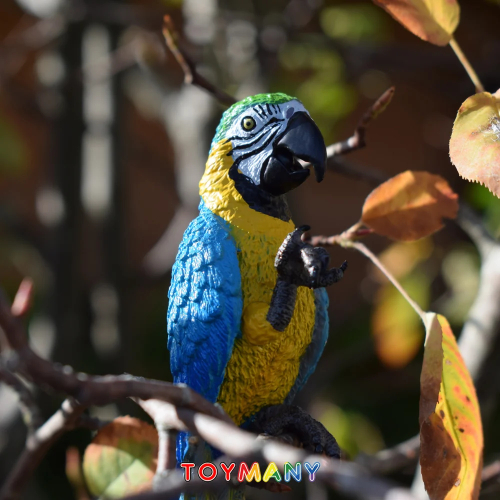 Figurine ara bleu et jaune couché sur le dos ToyMany 2
