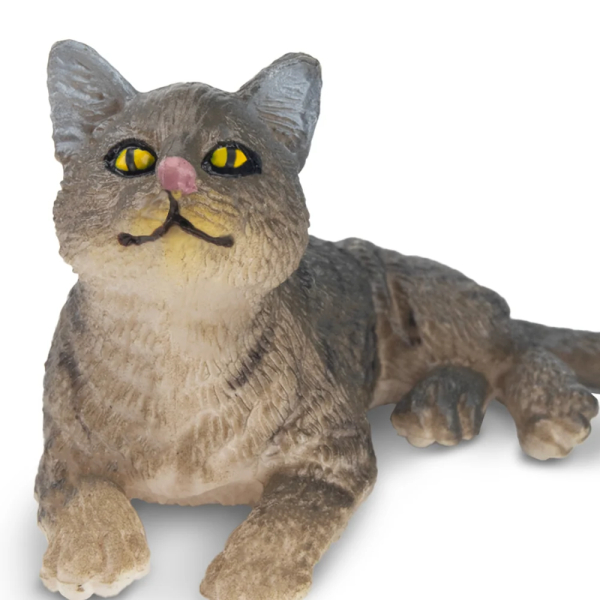 Figurine chat American Wirehair gris ToyMany | Couché