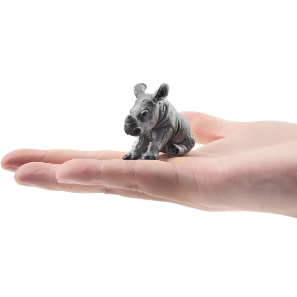 Figurine bébé rhinocéros assis ToyMany | Réaliste, 5,8 cm