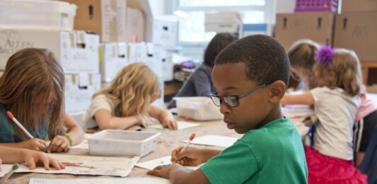 Salle de classe Montessori avec des enfants en train d'apprendre par l'intermédiaire d'activités pratiques et sensorielles