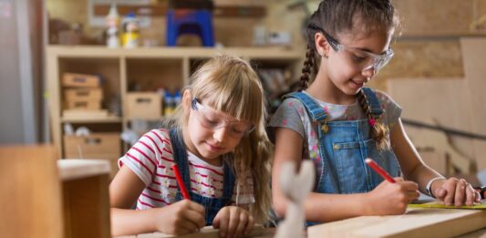 Vue d'ensemble d'un atelier de travail du bois équipé de matériel indispensable pour activités manuelles enfants