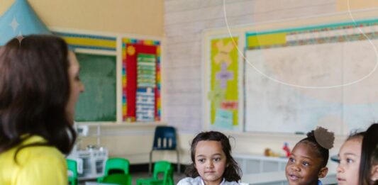 Enseignant montrant un graphique à la classe