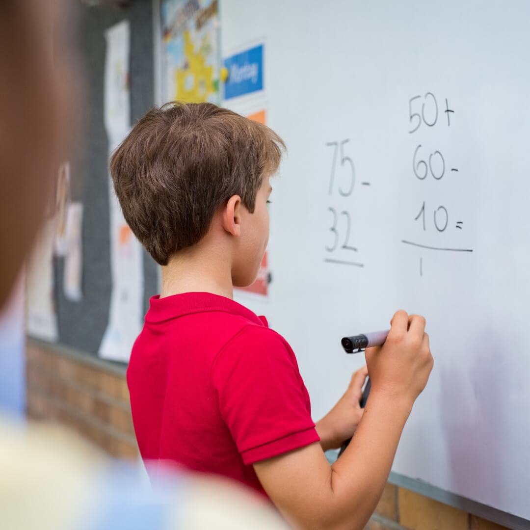 Élèves manipulant du matériel concret pour apprendre les mathématiques avec la méthode de Singapour
