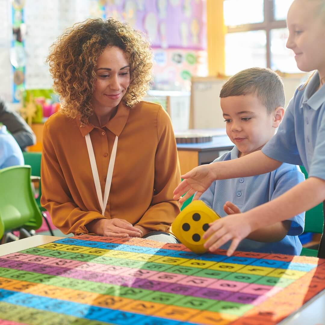 Enseignant guidant ses élèves dans la résolution de problèmes mathématiques avec la méthode de Singapour