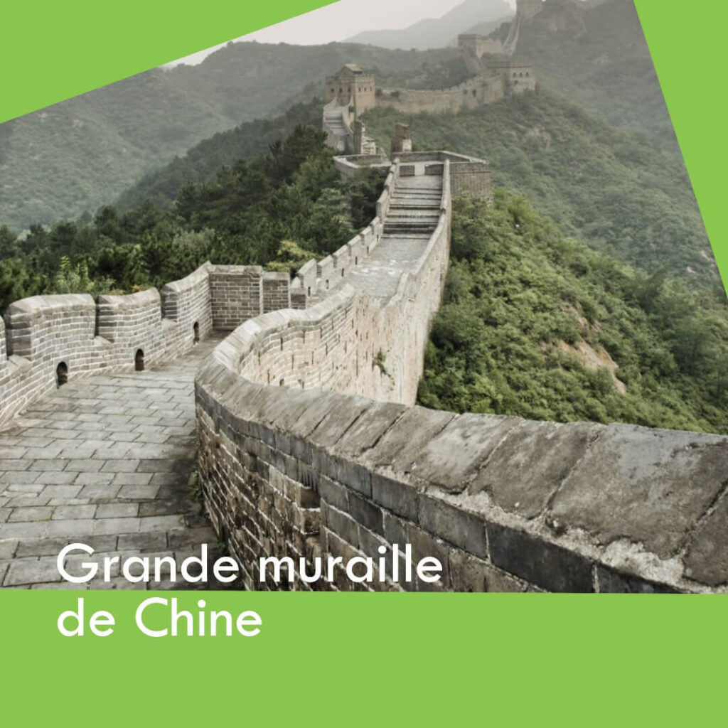 Vue panoramique de la Grande Muraille de Chine s’étendant à travers les montagnes
