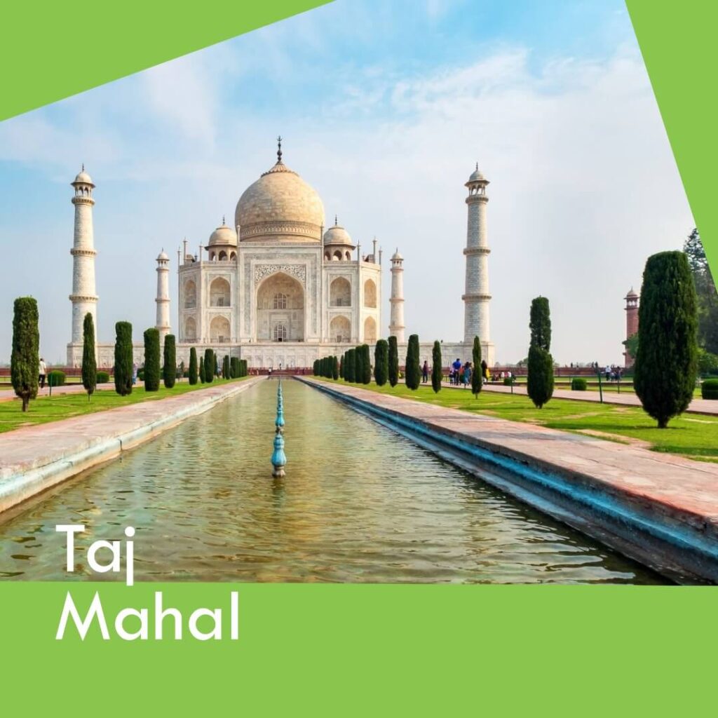 Le Taj Mahal en Inde au lever du soleil, reflétant sa couleur changeante