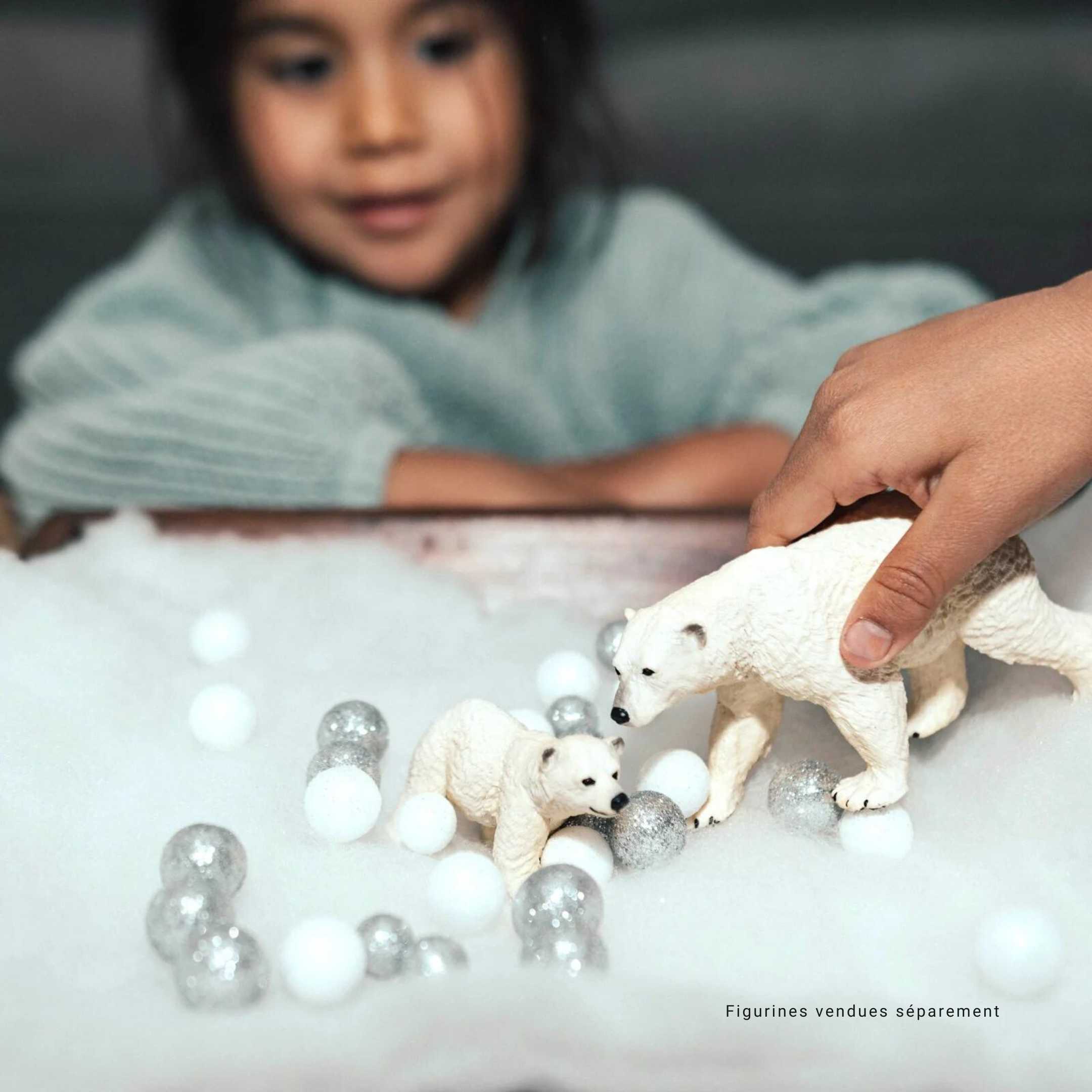 Figurine de jouet d’ours polaire sur une banquise, illustrant une exploration sensorielle de l’Arctique.