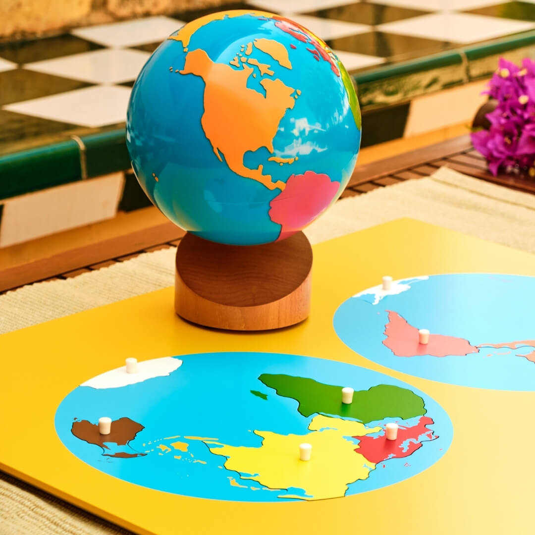 Voyage tactile à travers le globe : Montessori utilise le contraste entre le rugueux et le lisse pour enseigner la géographie. Avec planisphère.