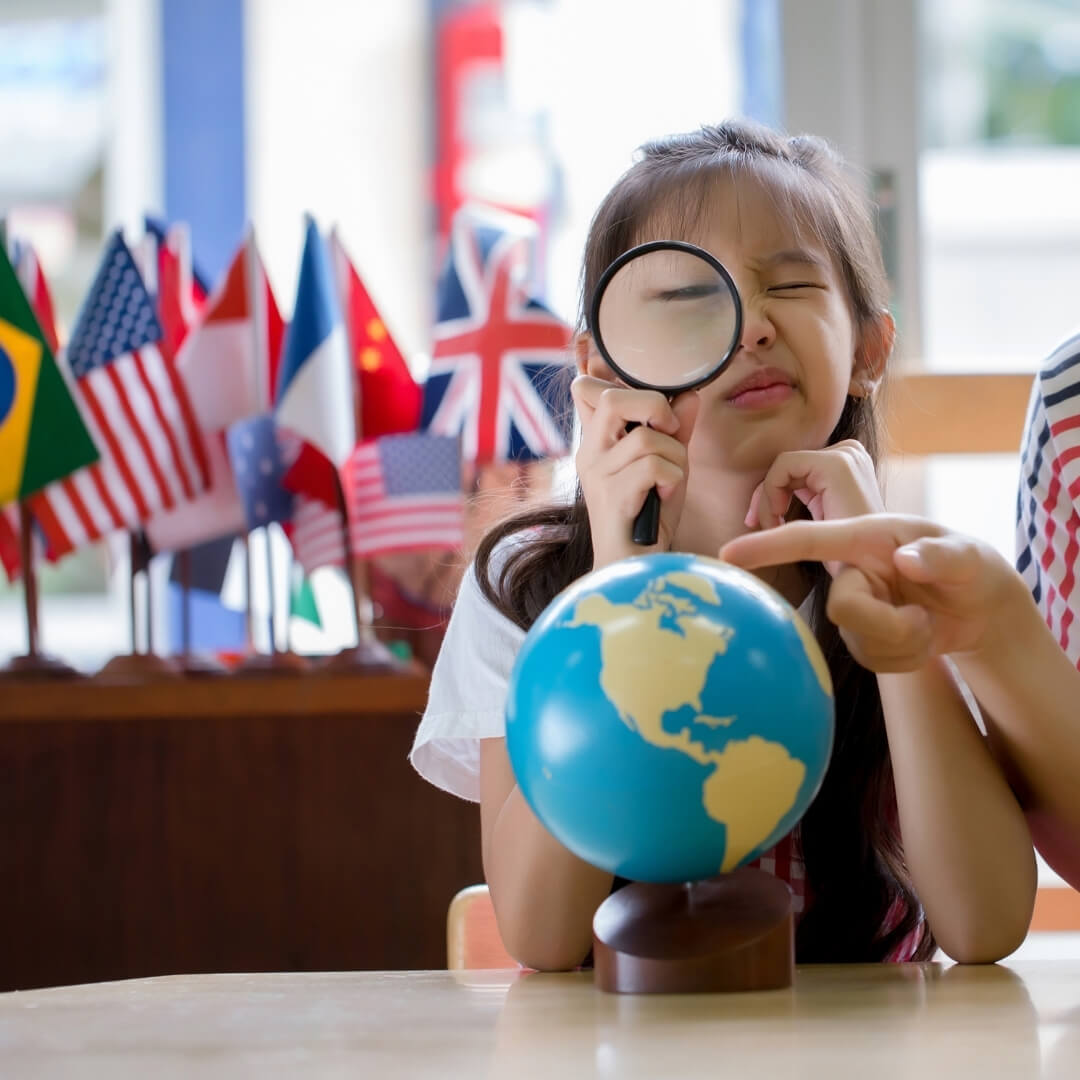Montessori et la découverte du globe terrestre : des outils pédagogiques pour une compréhension approfondie de notre planète.