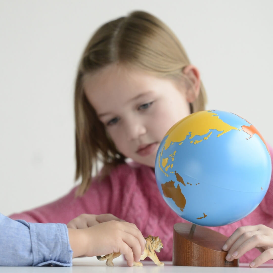 Globe continent Montessori : une méthode ludique pour introduire le concept de continents aux jeunes explorateurs. avec figurines réalistes