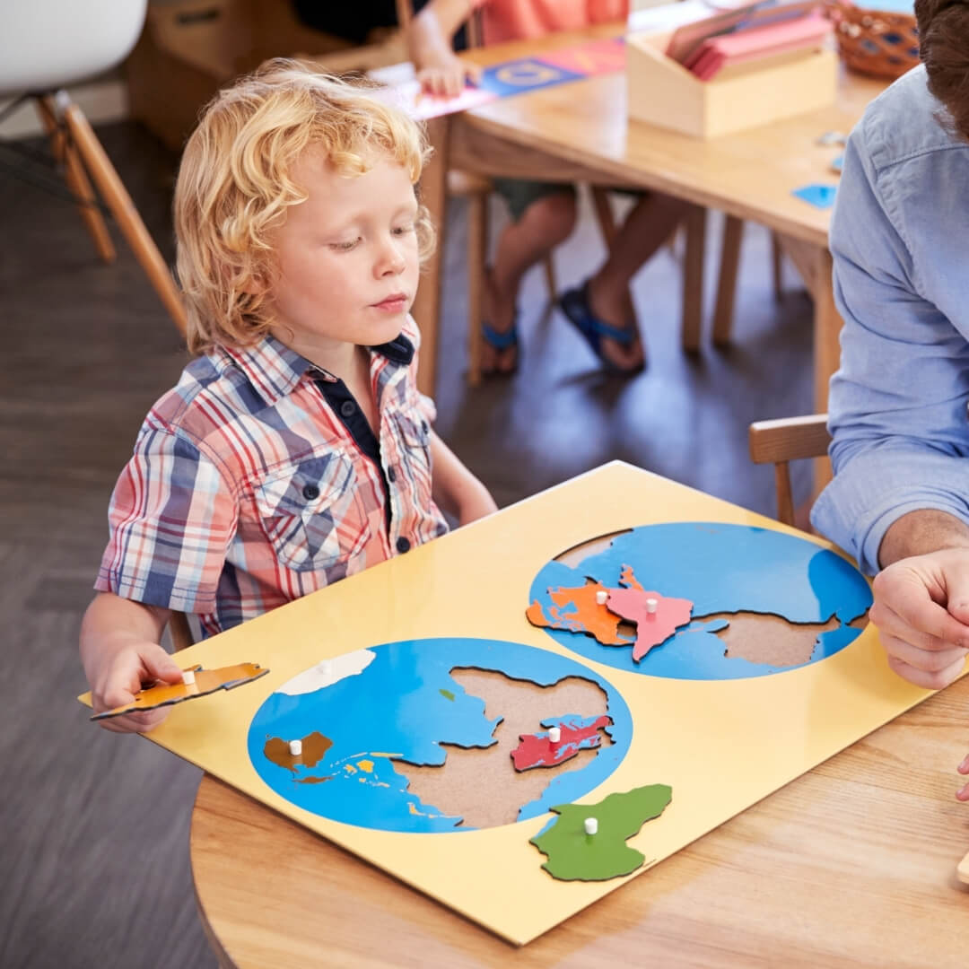 Le globe Montessori, une porte ouverte sur le monde : initiation ludique et colorée à la diversité des continents.