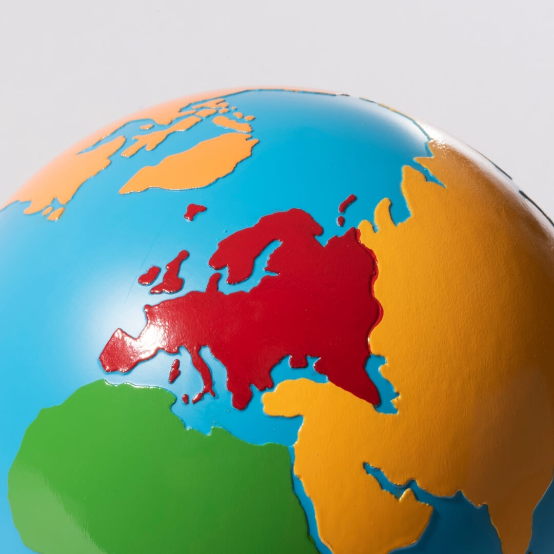 Globe coloré Montessori : éveillez l'intérêt de votre enfant pour la géographie avec une palette de couleurs éducatives.