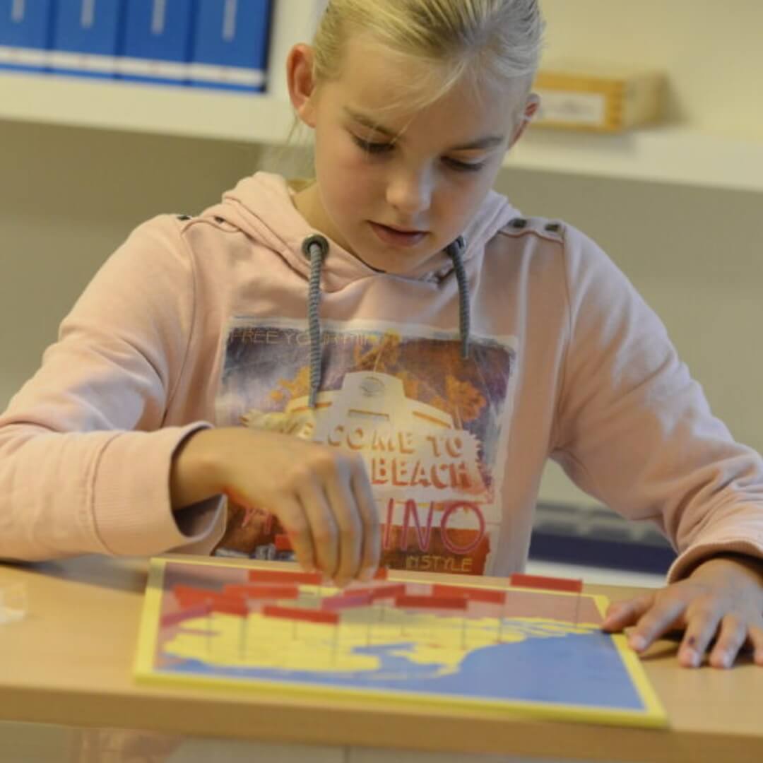 Eleve Montessori 6-12 ans entrain d'apprendre les capitale de l'europe