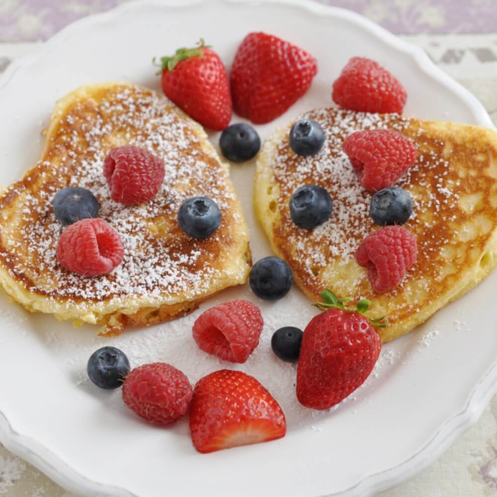 Pancakes en forme de cœur avec fruits rouges