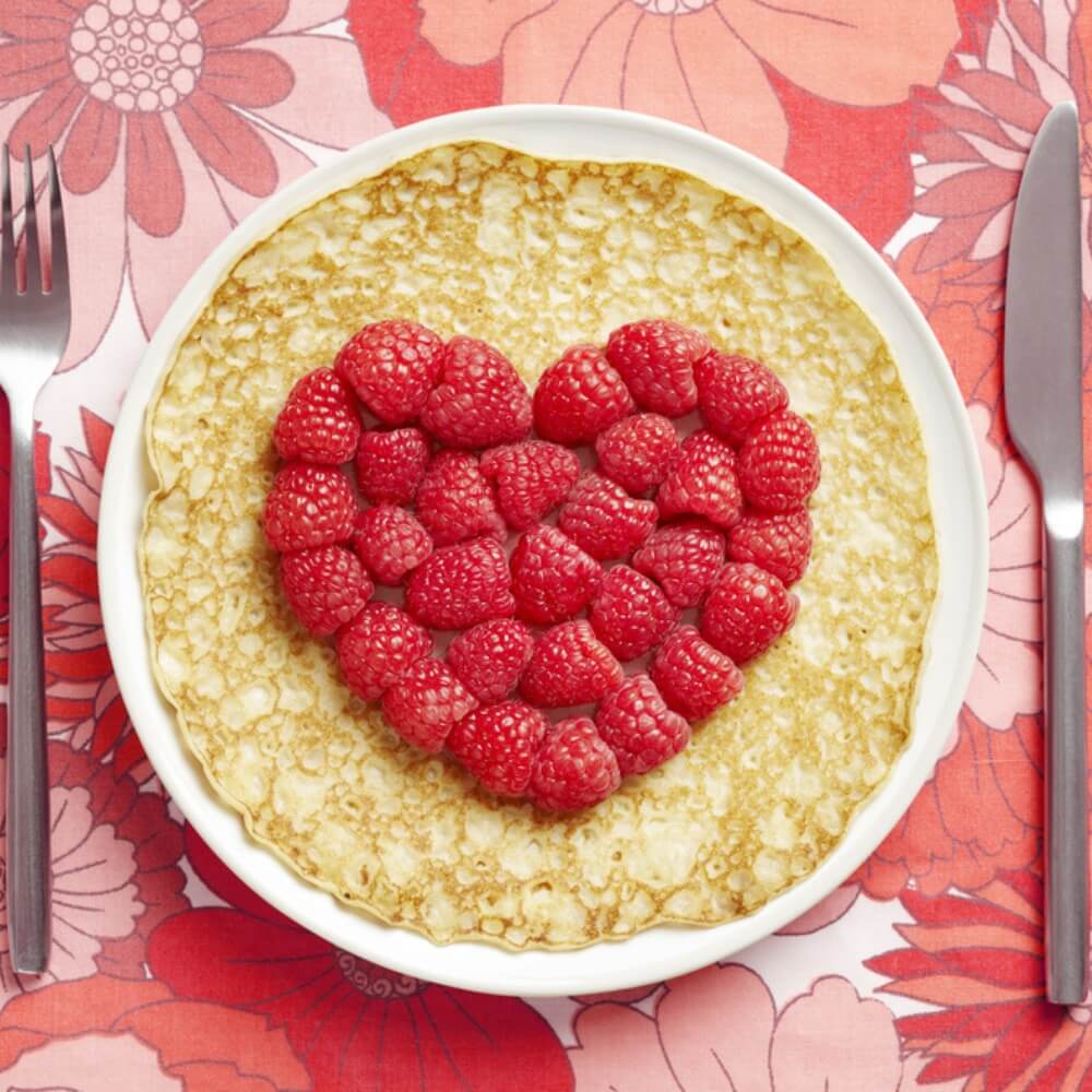 Crêpes françaises avec décoration en forme de cœur à la confiture