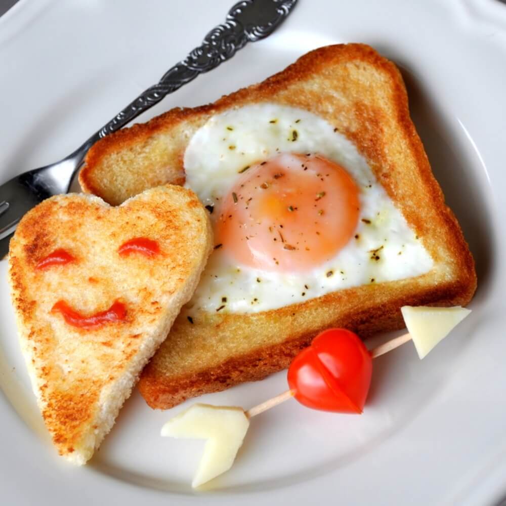 Toast avec découpe en forme de cœur et œuf au centre