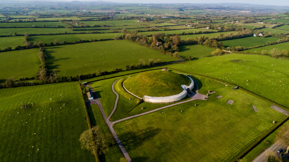 Newgrange en Irelande Monticule tombeau