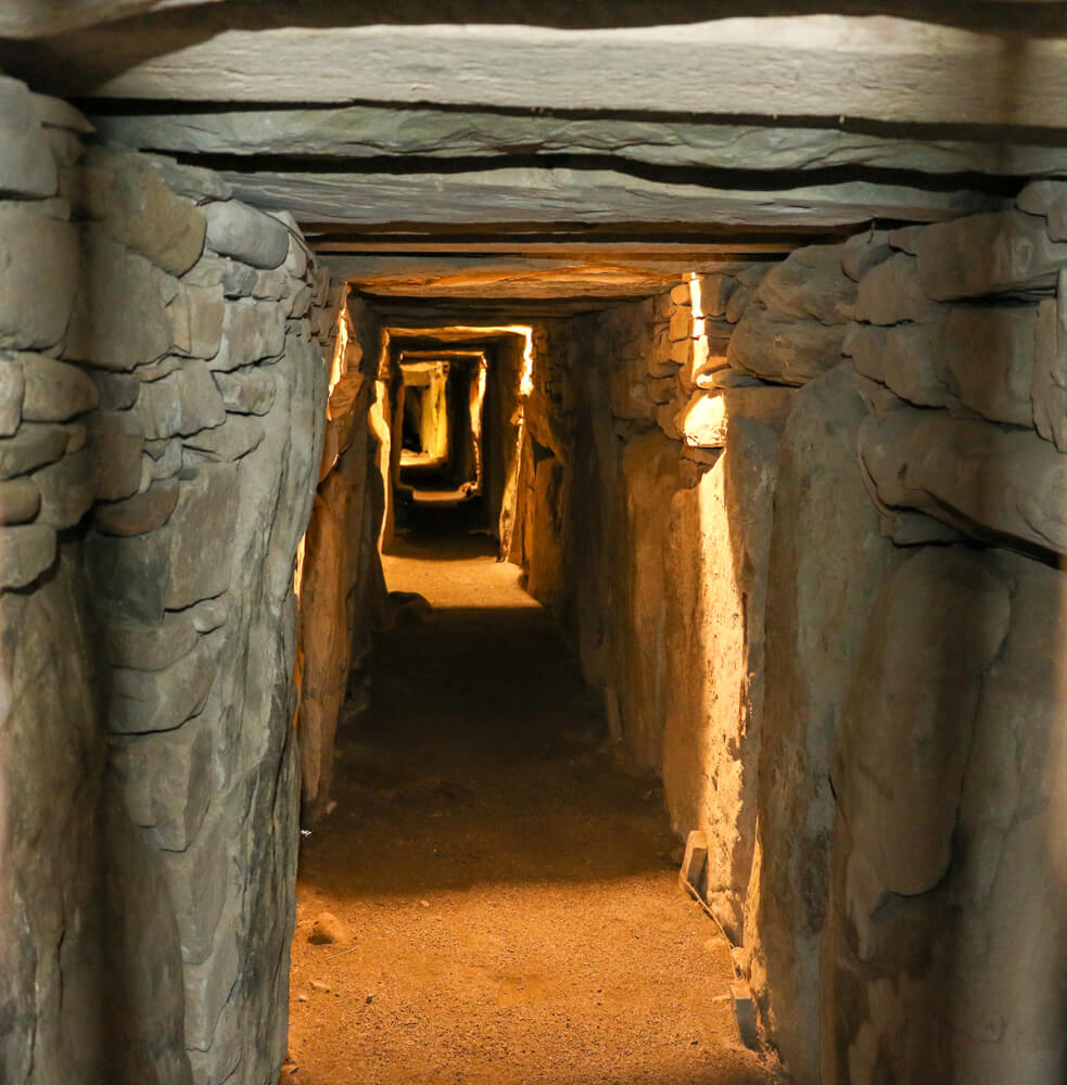 Newgrange en Irelande long couloir astronomical