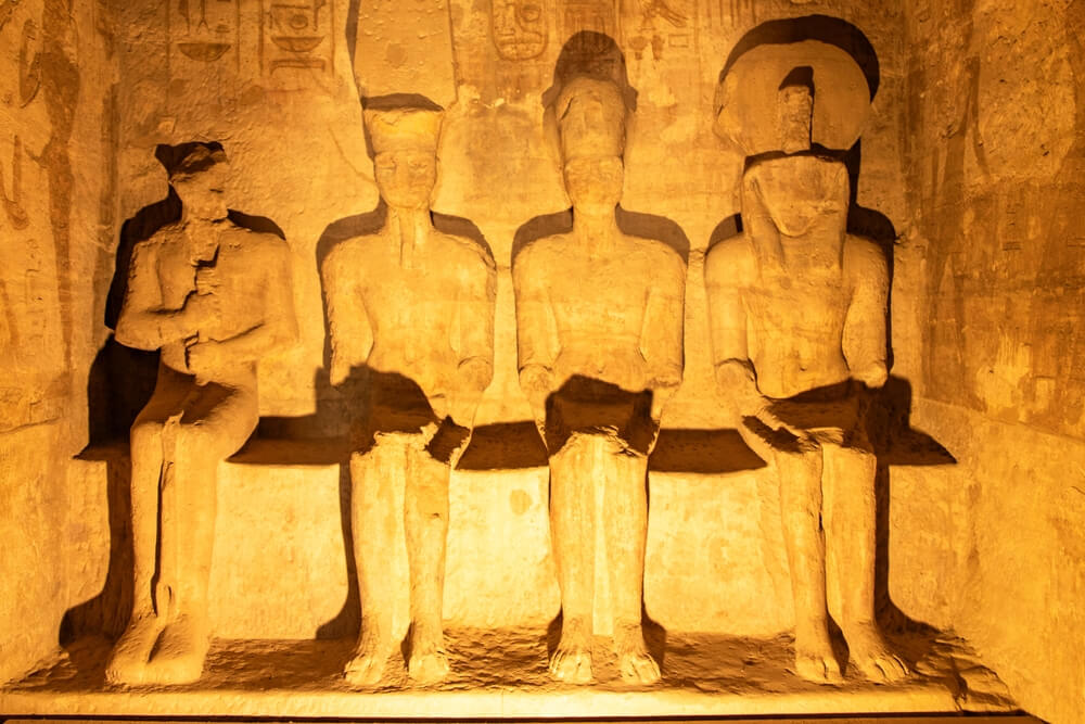 abu simbel equinoxe chambre ramses II