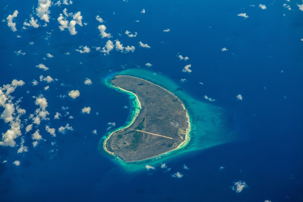 Vue aérienne de l'atoll d'Aldabra dans l'océan Indien aux Seychelles avec lagon central et anneau corallien