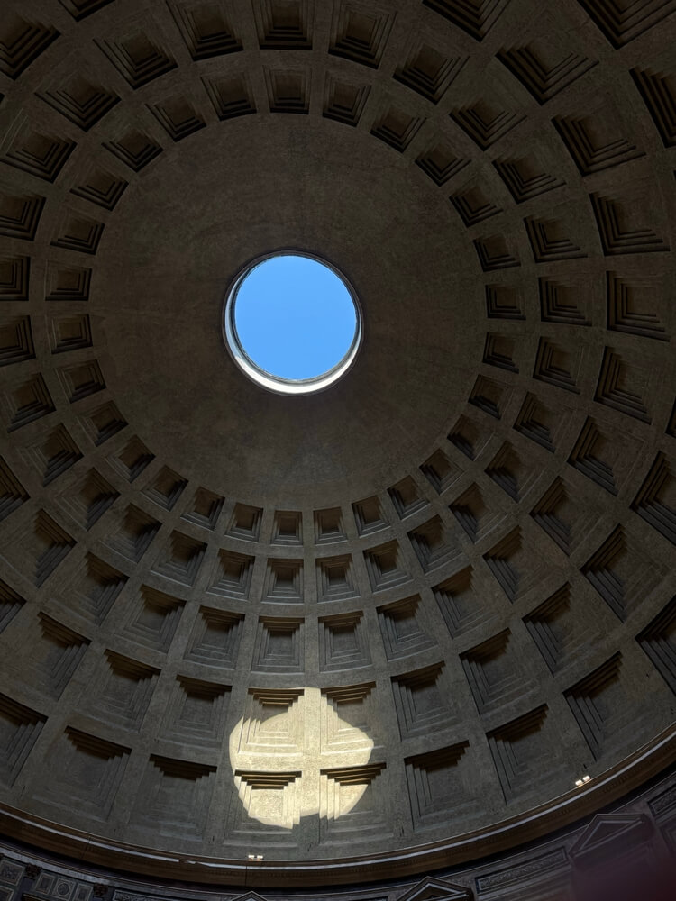 Vue intérieure du dôme du Panthéon de Rome construit en béton romain antique avec son oculus central